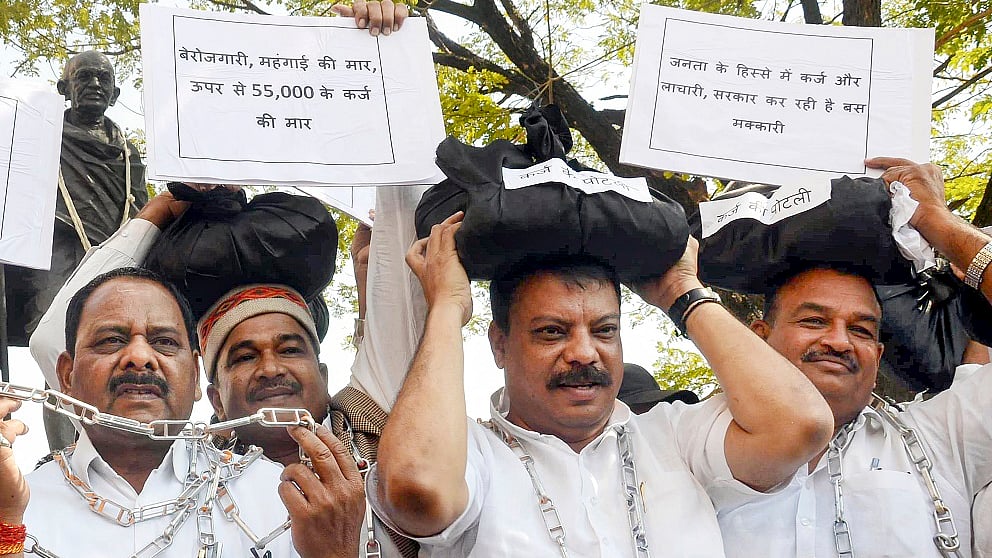 MP में कांग्रेस विधायकों ने सिर पर कर्ज की गठरी, शरीर पर बेड़ियां बांधकर किया प्रदर्शन, बजट से पहले सरकार को घेरा