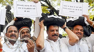 MP: कांग्रेस विधायकों ने सिर पर कर्ज की गठरी, शरीर पर बेड़ियां बांधकर किया प्रदर्शन, बजट से पहले सरकार को घेरा