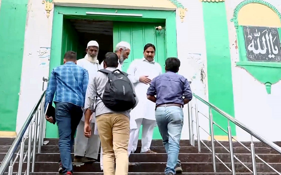 ASI की टीम संभल में शाही जामा मस्जिद पहुंची, रंगाई-पुताई से पहले किया सर्वे, माप और आकलन के बाद लौटी टीम