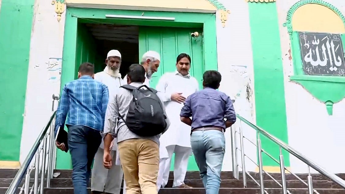 ASI की टीम संभल में शाही जामा मस्जिद पहुंची, रंगाई-पुताई से पहले किया सर्वे, माप और आकलन के बाद लौटी टीम