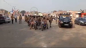गाजियाबाद में पुलिस का फ्लैग मार्च, होली और जुमे की नमाज को लेकर अलर्ट, ड्रोन के जरिए निगरानी