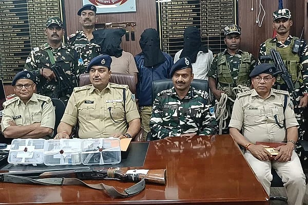 झारखंड पुलिस को बड़ी कामयाबी, गुमला में दो लाख के इनामी नक्सली दुर्गा सिंह सहित तीन गिरफ्तार, कई हथियार बरामद