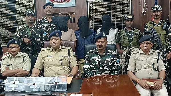 में दो लाख के इनामी नक्सली दुर्गा सिंह सहित तीन गिरफ्तार