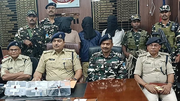 में दो लाख के इनामी नक्सली दुर्गा सिंह सहित तीन गिरफ्तार