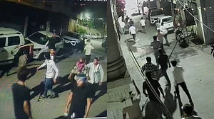 नागपुर हिंसाः सीसीटीवी फुटेज सामने आए, लाठी-डंडों से लैस उपद्रवियों ने बस्तियों में घुसकर वाहनों को बनाया निशाना