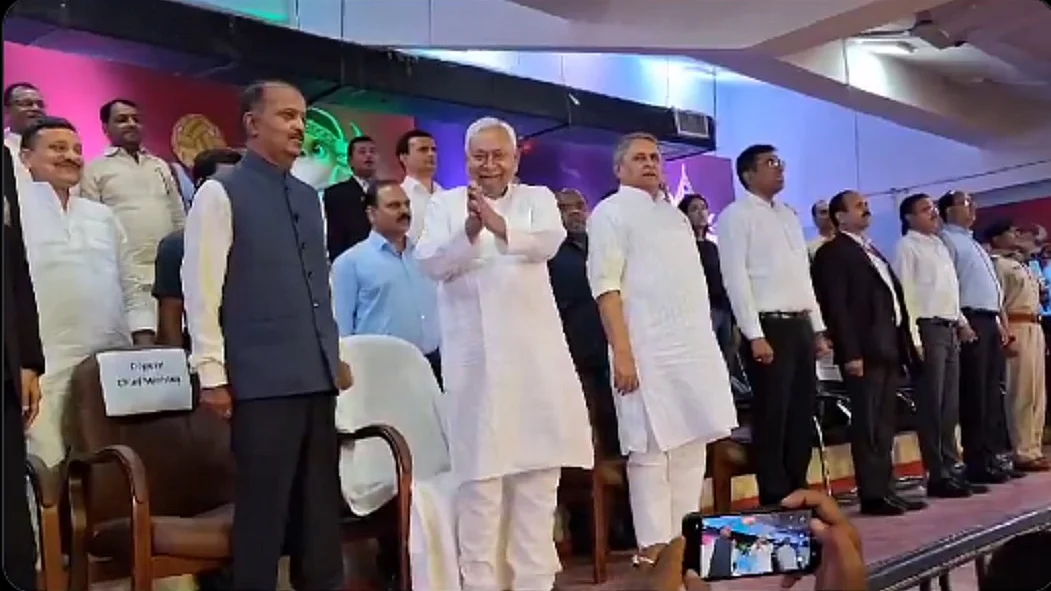 राष्ट्रगान का 'अपमान' कर घिरे सीएम नीतीश कुमार, आरजेडी ने मांगा इस्तीफा, विधानसभा में भारी हंगामा