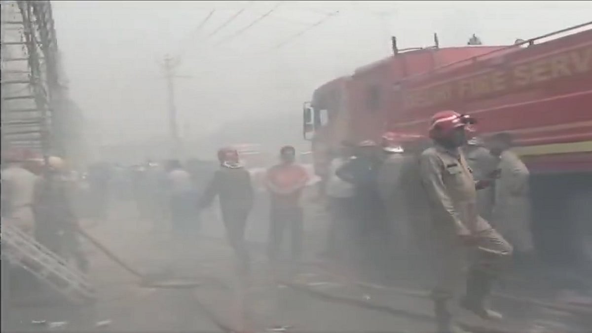 दिल्ली के शाहीन बाग में जूतों के शोरूम में लगी आग, दमकल की कई गाड़ियां मौके पर