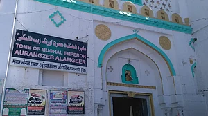 औरंगजेब की कब्र को लेकर हड़बोंग मचाने वाले इतिहास से कुछ तो सबक लेते!
