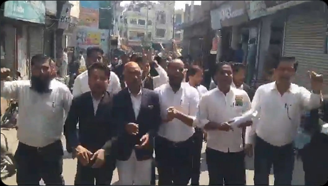 संभल में जफर अली की गिरफ्तारी के खिलाफ वकीलों का प्रदर्शन, कहा- आयोग के समक्ष बयान से रोकने के लिए उठाया कदम