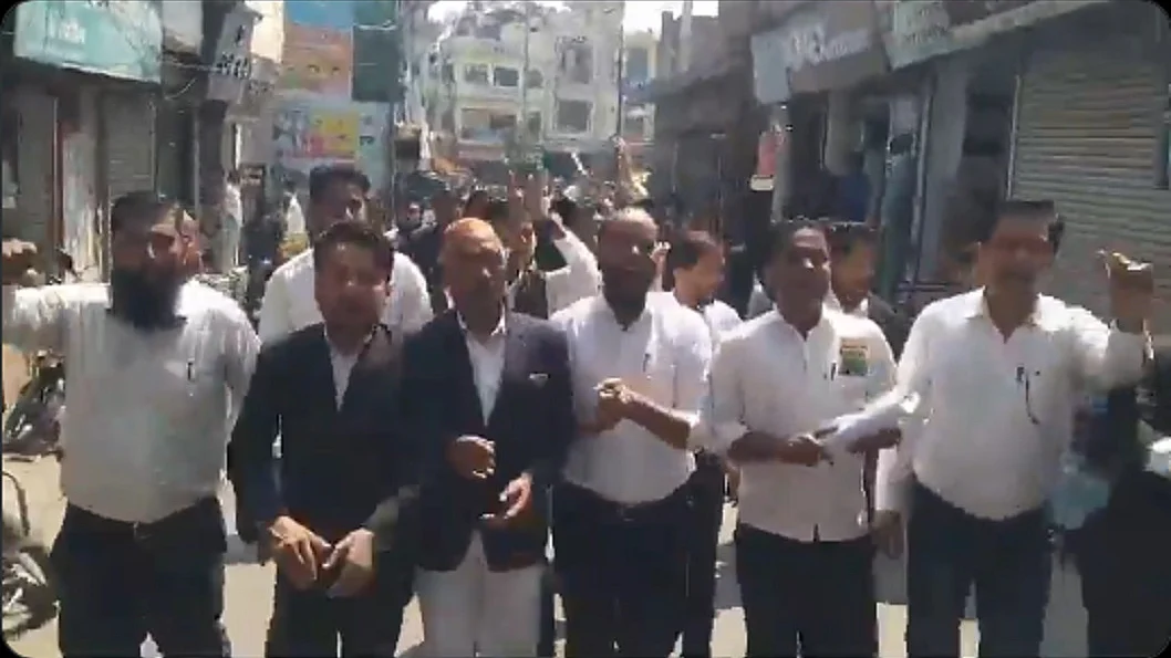 संभल में जफर अली की गिरफ्तारी के खिलाफ वकीलों का प्रदर्शन, कहा- आयोग के समक्ष बयान से रोकने के लिए उठाया कदम