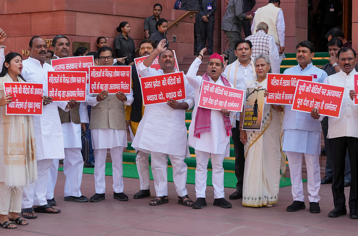 UP में महिला सुरक्षा को लेकर सपा का संसद परिसर में प्रदर्शन, CM योगी का मांगा इस्तीफा 