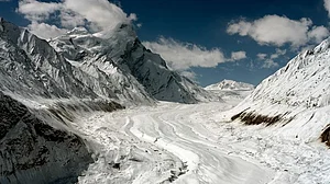 पर्वतीय हिमनद के पिघलने से बढ़ रहा बाढ़ का खतरा, अचानक पानी में बह सकते हैं लाखों लोग