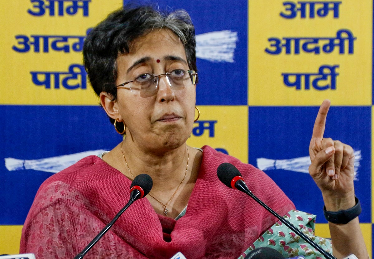 यूपी में शराब की दुकानों पर 'एक के साथ एक फ्री' ऑफर, 'आप' ने पूछा- योगी सरकार लोगों को शराबी बनाना चाहती है?