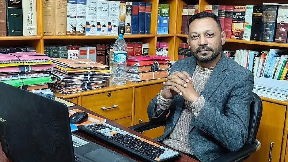 क्रॉसकरेंट के पत्रकार दिलवर हुसैन मजूमदार