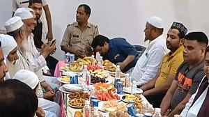 UP: मेरठ में नई पुलिस चौकी पर इफ्तार पार्टी देने पर दारोगा पर एक्शन, लाइन हाजिर, उद्घाटन पर पूजा-अर्चना, दावत भी हुई