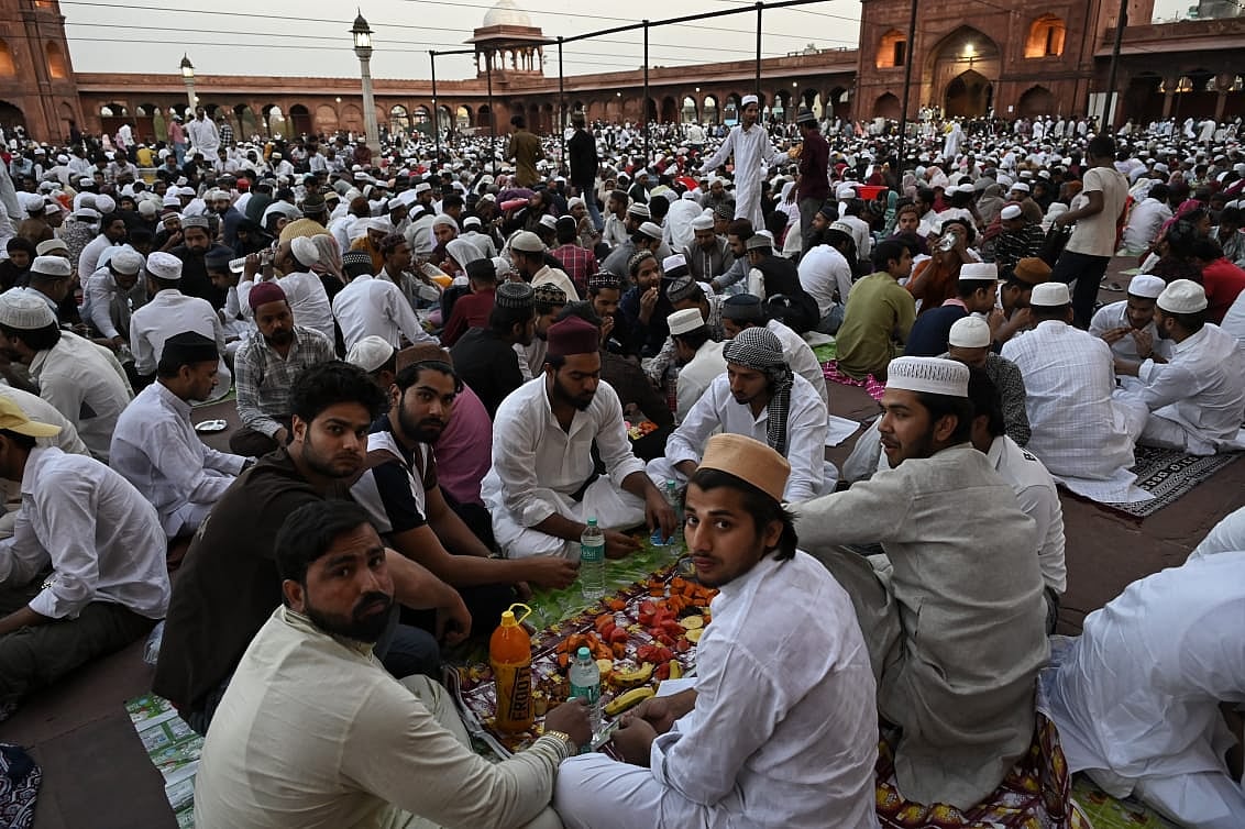 राजधानी दिल्ली के जामा मस्जिद पर शुक्रवार को रोजेदारों की भारी भीड़ देखी गई