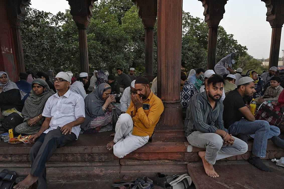 Photo: माह-ए-रमजान का आखिरी जुमा, नमाजियों से खचाखच भरा रहा दिल्ली का जामा मस्जिद