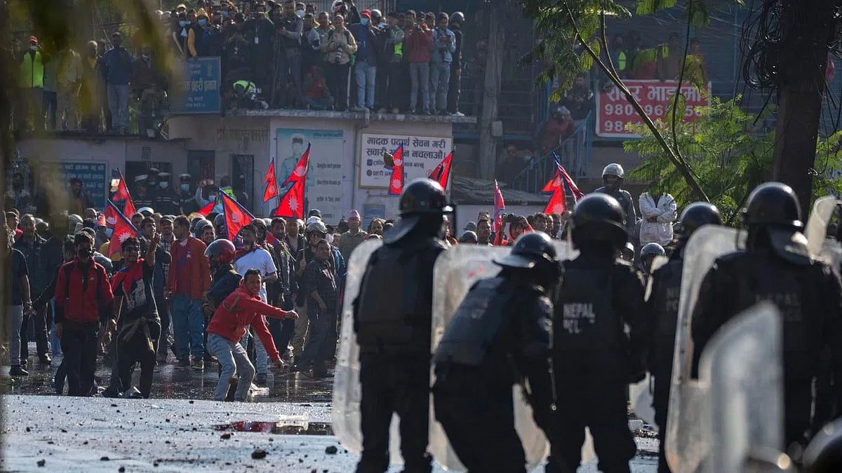 नेपाल में 'राजशाही की वापसी' की मांग, काठमांडू में हिंसक झड़प, आगजनी और तोड़फोड़