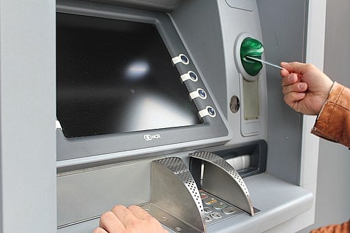 अर्थतंत्र की खबरें: ATM से अतिरिक्त निकासी पर एक मई से लगेगा अधिक शुल्क और केंद्रीय कर्मचारियों को तोहफा