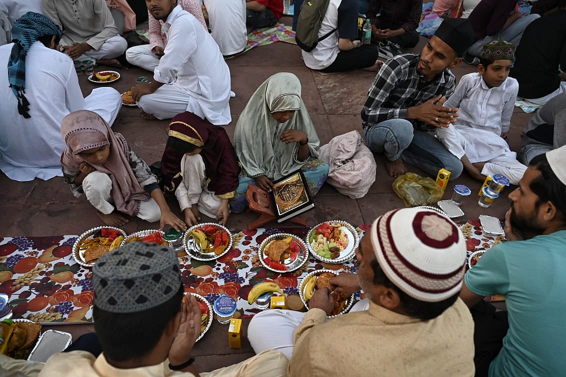 Photo: माह-ए-रमजान का आखिरी जुमा, नमाजियों से खचाखच भरा रहा दिल्ली का जामा मस्जिद