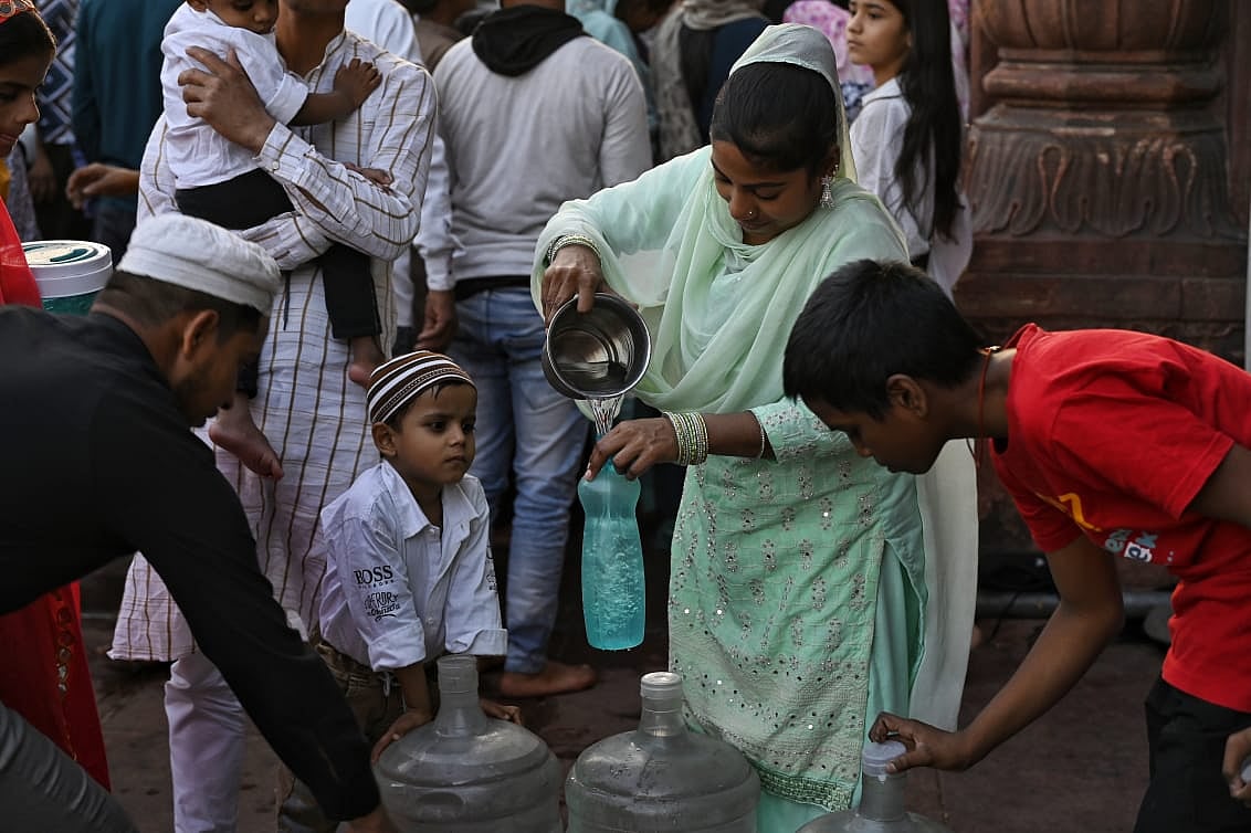 Photo: माह-ए-रमजान का आखिरी जुमा, नमाजियों से खचाखच भरा रहा दिल्ली का जामा मस्जिद