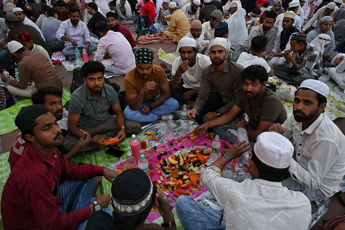 जामा मस्जिद पर रोजा खोलते रोजेदार