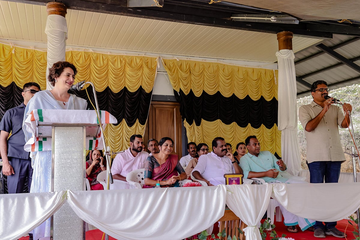 प्रियंका गांधी बोलीं- शहीदों का बलिदान उस आजादी की रक्षा करता है, जिसे हम आजकल हल्के में लेते हैं 