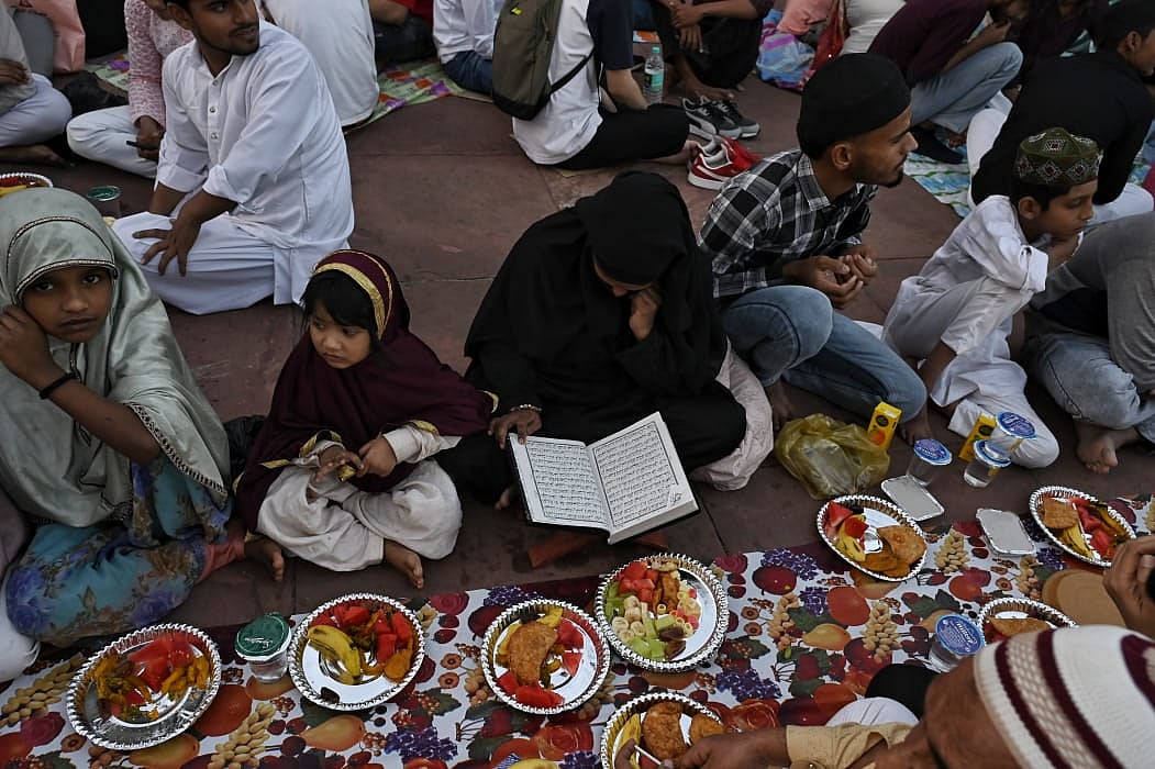 अपने परिवार के साथ जामा मस्जिद पहुंचे लोग