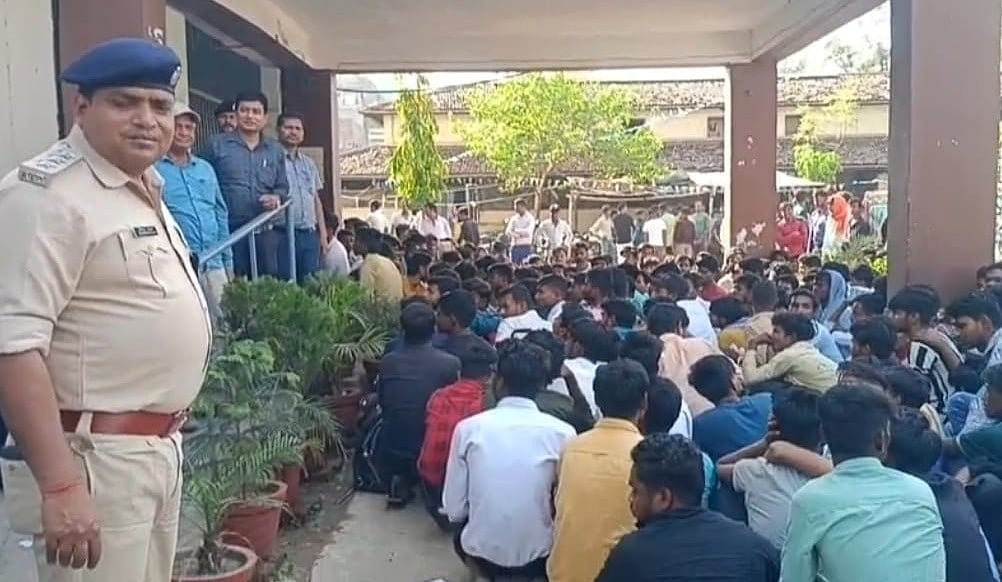 बिहार: मोतिहारी में 400 युवकों को नौकरी के नाम पर बुलाकर बंधक बनाया, कई नाबालिग भी शामिल, पांच गिरफ्तार