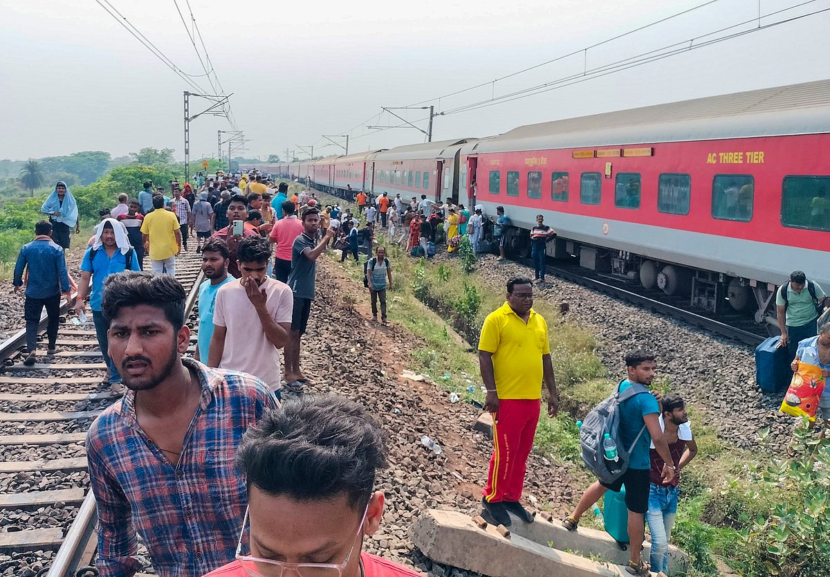 ओडिशा में रेल हादसा: अब तक एक लोगों की मौत, कई घायल, कई ट्रेनें प्रभावित, रेलवे ने जारी किया हेल्पलाइन नंबर