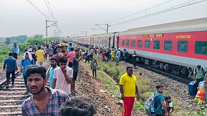 ओडिशा में रेल हादसा: अब तक एक लोगों की मौत, कई घायल, कई ट्रेनें प्रभावित, रेलवे ने जारी किया हेल्पलाइन नंबर