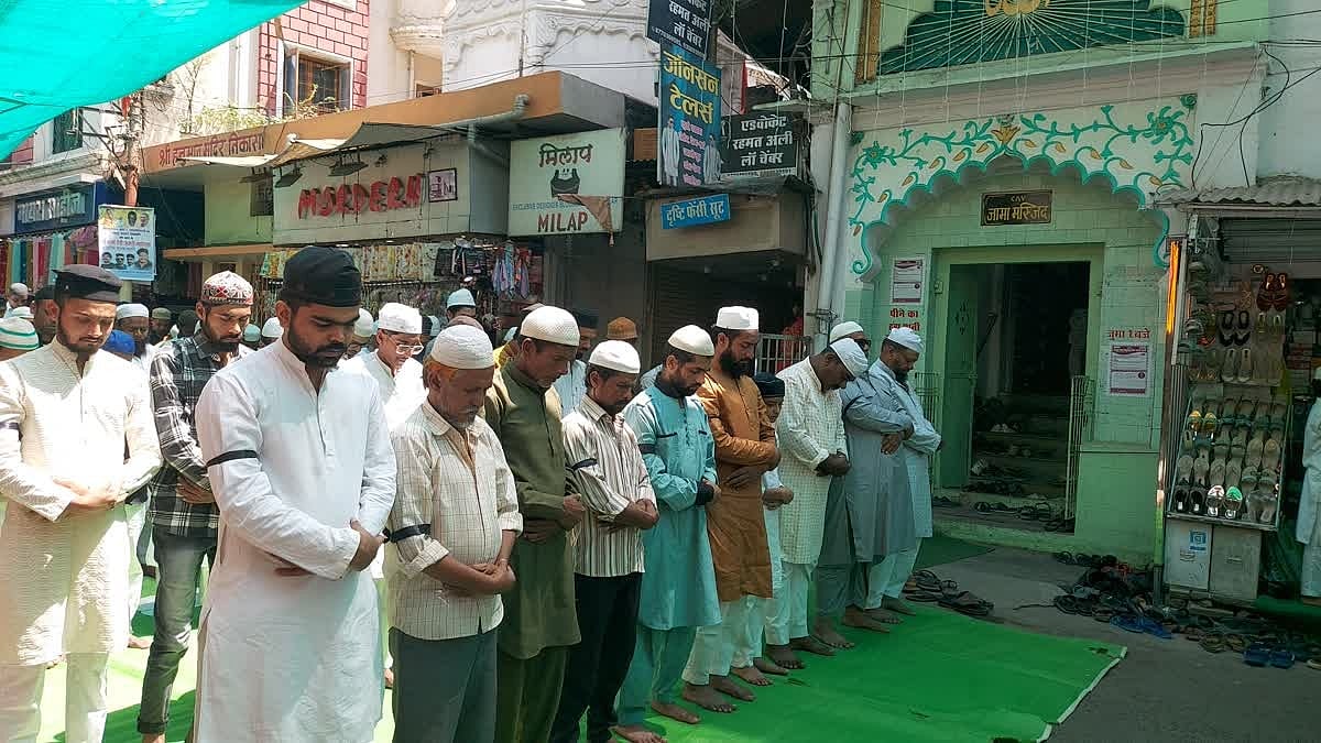 देशभर में ईद का जश्न, भोपाल में नमाजियों ने वक्फ बिल के विरोध में बांह पर बांधी काली पट्टी, संभल में सुरक्षाबल तैनात