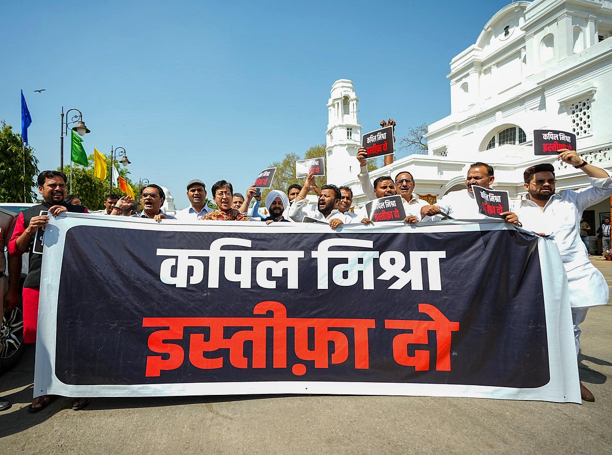 दिल्ली विधानसभा में कपिल मिश्रा को लेकर भारी हंगामा, आम आदमी पार्टी ने इस्तीफे की उठाई मांग 