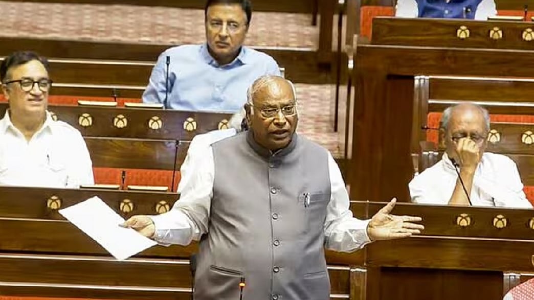 अनुराग ठाकुर की विवादित टिप्पणी पर राज्यसभा में हंगामा, खड़गे ने कहा- आरोप साबित करें या इस्तीफा दें