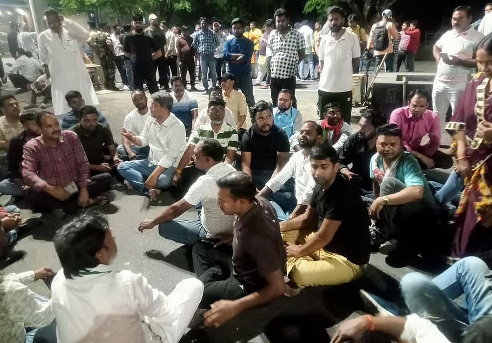 बोकारो में लाठीचार्ज में युवक की मौत के खिलाफ बवाल, पांच गाड़ियां फूंकीं, स्टील प्लांट के सीजीएम गिरफ्तार