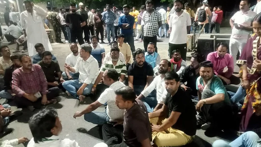 बोकारो में लाठीचार्ज में युवक की मौत के खिलाफ बवाल, पांच गाड़ियां फूंकीं, स्टील प्लांट के सीजीएम गिरफ्तार