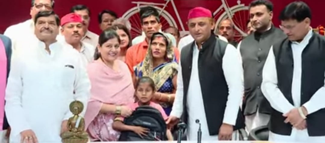 अखिलेश ने अनन्या को किया सम्मानित, बोले- बीजेपी का 80-20 का नारा चलने वाला नहीं