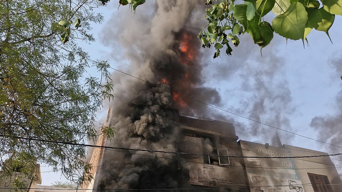 दिल्ली: बेगमपुर बाजार में लगी आग, आसमान में दिखा धुएं का गुबार, मौके पर पहुंची दमकल की 9 गाड़ियां