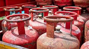 महंगाई के खिलाफ कांग्रेस कार्यकर्ताओं का प्रदर्शन, LPG के दाम बढ़ोतरी के विरोध में झील में फेंका सिलेंडर