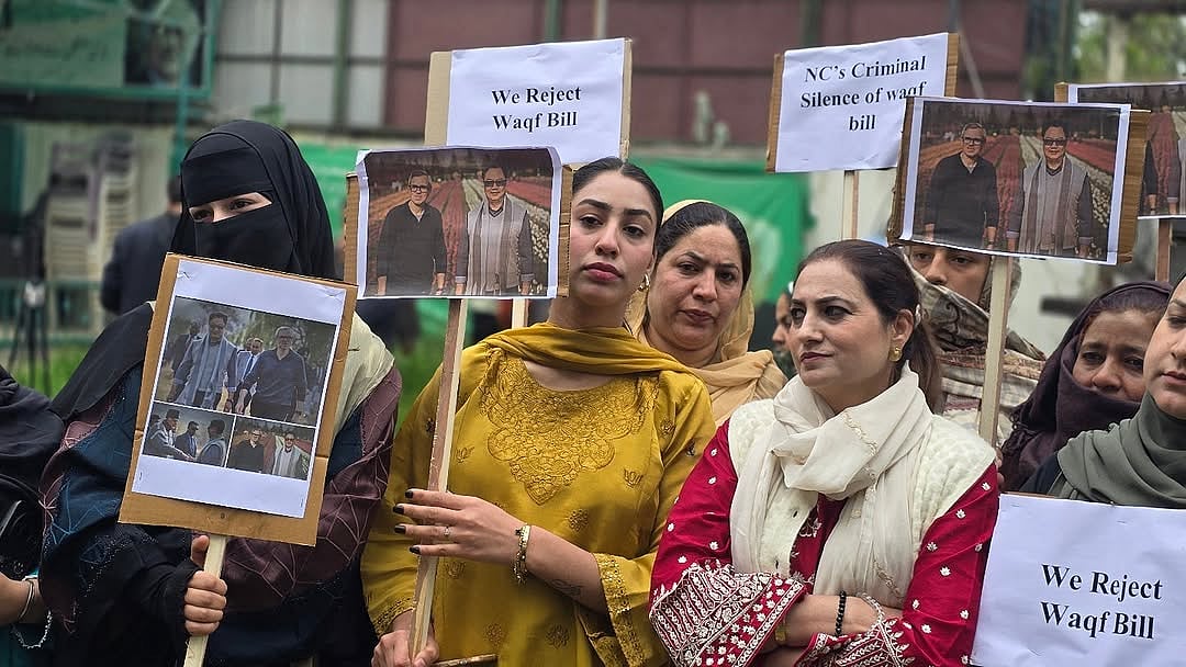 वक्फ एक्ट के खिलाफ श्रीनगर में PDP का विरोध प्रदर्शन, कानून को निरस्त करने की मांग की, मार्च को पुलिस ने रोका 