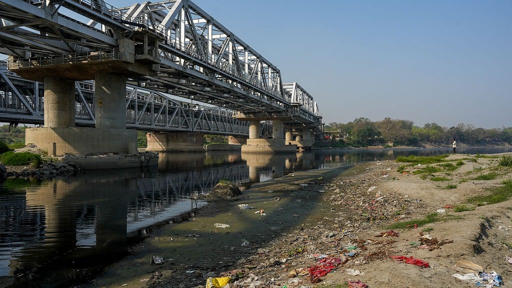 दिल्ली में यमुना की बदहाली पर सियासत: नदी है नहीं और बनाएंगे रिवरफ्रंट