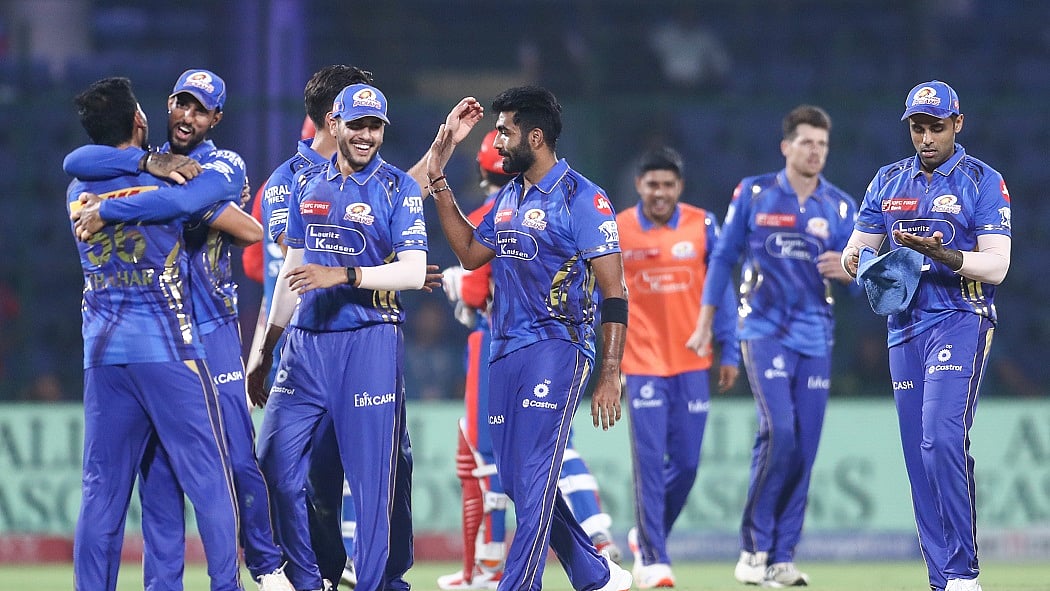 IPL 2025: कैसे गेंद बदलने के नियम ने मुंबई को रोमांचक जीत दिलाने में मदद की, दिल्ली के विकेट उखड़ गए