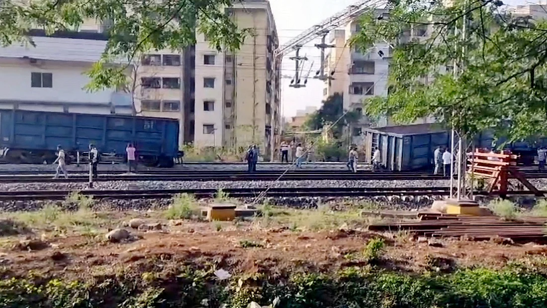 कर्नाटक के बेलगावी में पटरी से उतरी मालगाड़ी, तीन डिब्बे क्षतिग्रस्त, रूट पर परिचालन बाधित