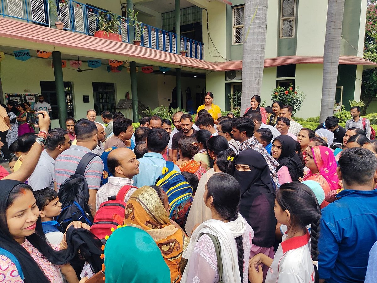 दिल्ली: स्कूलों में फीस वृद्धि को लेकर अभिभावकों का विरोध प्रदर्शन, 'लूट मचाना बंद कर, हमारी फीस कम करो'