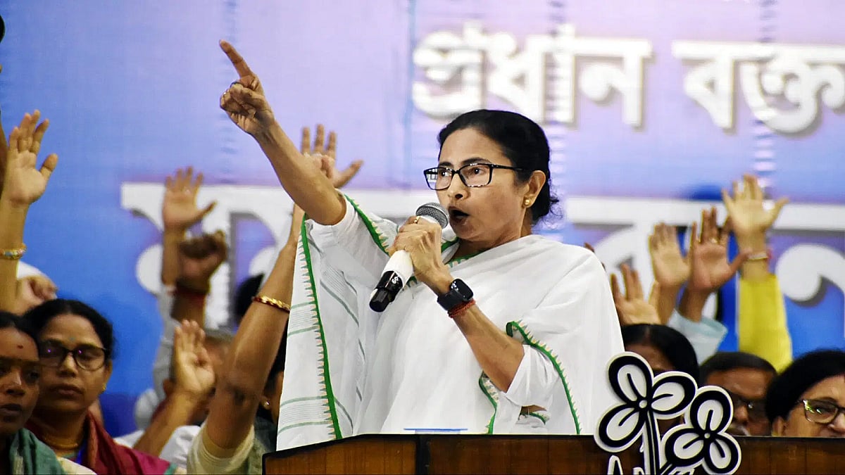 मुस्लिम धर्म गुरुओं को संबोधित करते हुए ममता बोलीं- BJP ने बाहरी लोगों को बुलाकर मुर्शिदाबाद में कराई हिंसा, लोगों को उकसाया