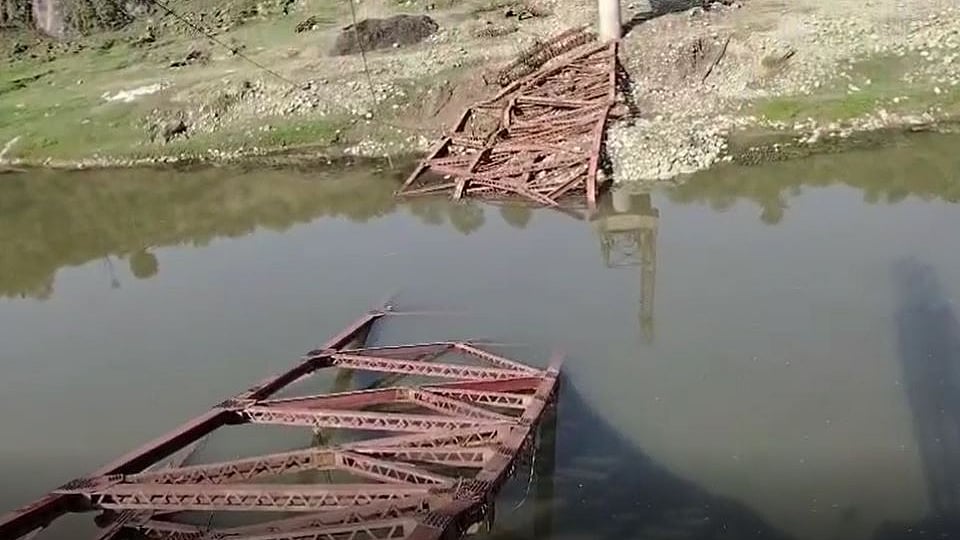 जम्मू-कश्मीरः राजौरी में तेज हवाओं से निर्माणाधीन पुल गिरा, निर्माण सामग्री को लेकर उठे सवाल
