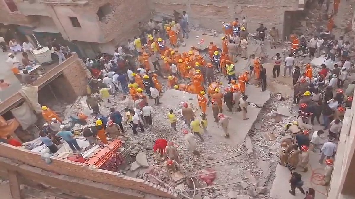 दिल्ली के मुस्तफाबाद में इमारत गिरने से 4 लोगों की मौत, 18 बचाए गए, अभी भी मलबे में कुछ लोगों के दबे होने की आशंका