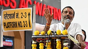 क्या बीजेपी सांसद निशिकांत दुबे पर चलेगा आपराधिक अवमानना का मामला?