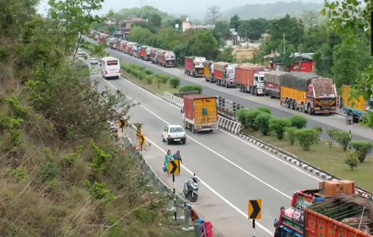 रामबन में लैंडस्लाइड की वजह से NH-44 बंद, उधमपुर में लंबा जाम, सैकड़ों वाहन फंसे, सेना ने संभाला मोर्चा