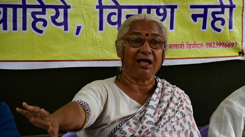 दिल्ली की अदालत ने मेधा पाटकर के खिलाफ गैर-जमानती वारंट जारी किया